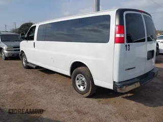 2020 Chevrolet Express Passenger LT z VIN 1GAZGPFG8L1209896, wystawiony jako IAAI lot #41509992 z przebiegiem 240 207 mil mil oraz . Historia ofert i sprzedaży dostępna na DreamBid. Obrazek 3.