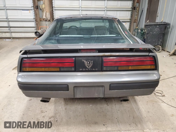 1990 Pontiac Firebird z VIN 1G2FS23T2LL200780, wystawiony jako Copart lot #50364665 z przebiegiem 101 108 mil mil oraz Czysty tytuł • Clean title. Historia ofert i sprzedaży dostępna na DreamBid. Obrazek 6.