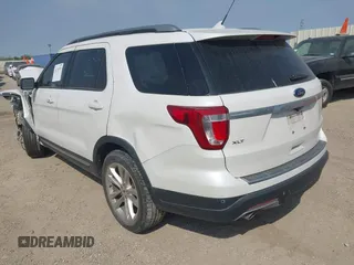 2018 Ford Explorer XLT z VIN 1FM5K7D80JGC69581, wystawiony jako IAAI lot #42310703 z przebiegiem 41 350 mil mil oraz . Historia ofert i sprzedaży dostępna na DreamBid. Obrazek 3.