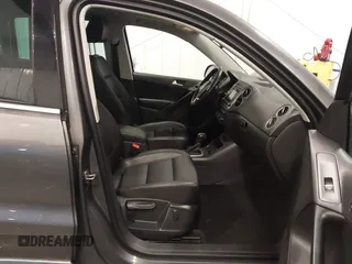 2016 Volkswagen Tiguan SE z VIN WVGBV7AX3GW507850, wystawiony jako IAAI lot #41303866 z przebiegiem 97 989 mil mil oraz . Historia ofert i sprzedaży dostępna na DreamBid. Obrazek 5.