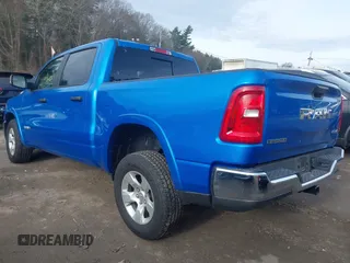 2025 Ram 1500 Big Horn z VIN 1C6RRFFG5SN516145, wystawiony jako IAAI lot #41040685 z przebiegiem 5 125 mil mil oraz . Historia ofert i sprzedaży dostępna na DreamBid. Obrazek 3.