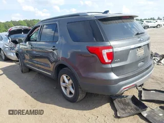 2017 Ford Explorer XLT z VIN 1FM5K8D89HGC44162, wystawiony jako IAAI lot #42158660 z przebiegiem 121 078 mil mil oraz . Historia ofert i sprzedaży dostępna na DreamBid. Obrazek 3.