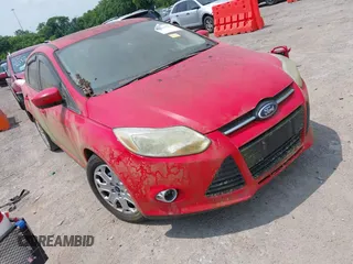 2012 Ford Focus SE z VIN 1FAHP3K2XCL454991, wystawiony jako IAAI lot #42409933 z przebiegiem 217 538 mil mil oraz . Historia ofert i sprzedaży dostępna na DreamBid. Obrazek 1.