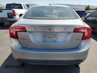 2013 Volvo S60 T5 Premier z VIN YV1612FS3D1220500, wystawiony jako Copart lot #59050505 z przebiegiem 116 584 mil mil oraz Czysty tytuł • Clean title. Historia ofert i sprzedaży dostępna na DreamBid. Obrazek 6.