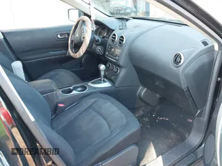 2015 Nissan Rogue S z VIN JN8AS5MV8FW771477, wystawiony jako IAAI lot #41936068 z przebiegiem 120 035 mil mil oraz . Historia ofert i sprzedaży dostępna na DreamBid. Obrazek 5.