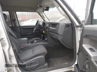 2008 Jeep Commander Sport z VIN 1J8HG48K88C135385, wystawiony jako IAAI lot #41044576 z przebiegiem 174 695 mil mil oraz . Historia ofert i sprzedaży dostępna na DreamBid. Obrazek 5.