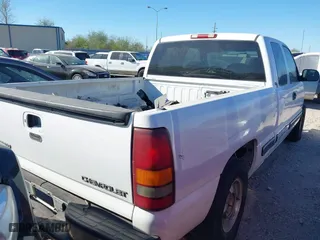 2000 Chevrolet Silverado 1500 LS with VIN 1GCEC19T8YZ221434, listed as a IAAI auction lot 41681257 with 1 mi miles. Bid and sale history available at carsss.com. Image 4.