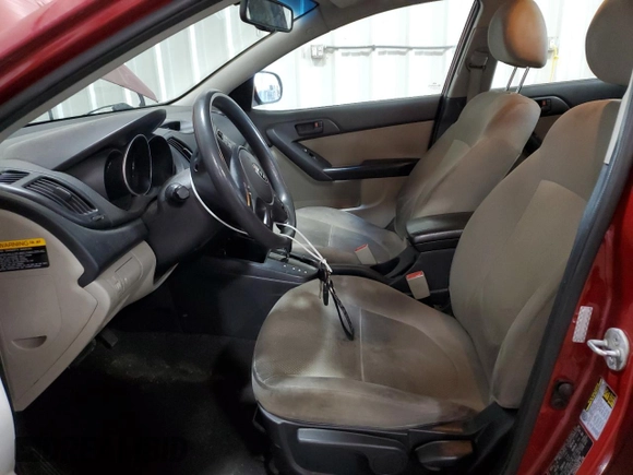 2010 Kia Forte EX z VIN KNAFU4A22A5236916, wystawiony jako Copart lot #56112275 z przebiegiem 186 959 mil mil oraz Szkody całkowita. Historia ofert i sprzedaży dostępna na DreamBid. Obrazek 7.
