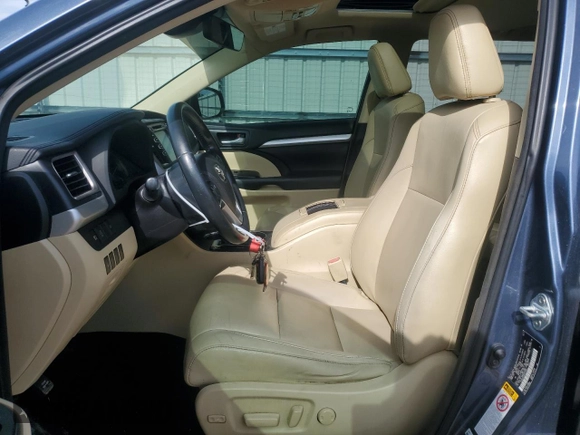 2017 Toyota Highlander XLE with VIN 5TDKZRFH4HS215440, listed as a Copart auction lot 61373345 with 171,924 mi miles and Clean title. Bid and sale history available at DreamBid. Image 7.