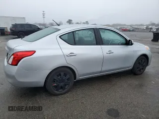2012 Nissan Versa S z VIN 3N1CN7APXCL816002, wystawiony jako Copart lot #49552405 z przebiegiem 90 082 mil mil oraz Czysty tytuł • Clean title. Historia ofert i sprzedaży dostępna na DreamBid. Obrazek 3.