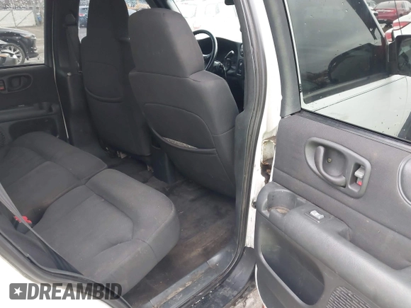 2003 Chevrolet Blazer LS z VIN 1GNDT13X63K106315, wystawiony jako IAAI lot #41914116 z przebiegiem 196 774 mil mil oraz . Historia ofert i sprzedaży dostępna na DreamBid. Obrazek 8.