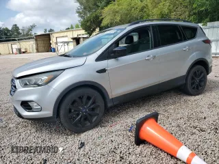 2017 Ford Escape SE z VIN 1FMCU0GD9HUA18636, wystawiony jako Copart lot #60140515 z przebiegiem 102 309 mil mil oraz Czysty tytuł • Clean title. Historia ofert i sprzedaży dostępna na DreamBid. Obrazek 1.