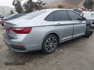 2024 Volkswagen Jetta Sport z VIN 3VWBM7BU3RM025861, wystawiony jako IAAI lot #41571284 z przebiegiem 9 990 mil mil oraz . Historia ofert i sprzedaży dostępna na DreamBid. Obrazek 4.