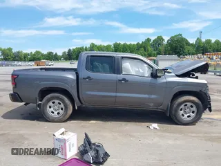2022 Nissan Frontier SV z VIN 1N6ED1EK9NN633002, wystawiony jako IAAI lot #42298704 z przebiegiem 47 800 mil mil oraz . Historia ofert i sprzedaży dostępna na DreamBid. Obrazek 12.