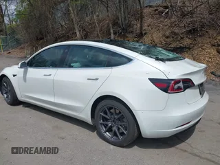 2020 Tesla Model 3 Long Range z VIN 5YJ3E1EB0LF712545, wystawiony jako IAAI lot #42198461 z przebiegiem 22 322 mil mil oraz . Historia ofert i sprzedaży dostępna na DreamBid. Obrazek 3.
