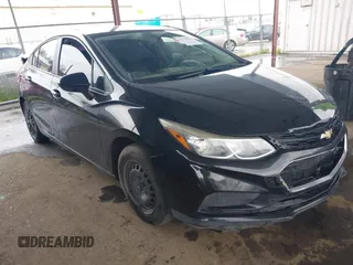 2017 Chevrolet Cruze LS z VIN 1G1BC5SM7H7191344, wystawiony jako IAAI lot #41718213 z przebiegiem 120 837 mil mil oraz . Historia ofert i sprzedaży dostępna na DreamBid. Obrazek 1.