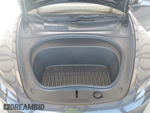 2025 Tesla Model 3 Long Range z VIN 5YJ3E1EA6SF990792, wystawiony jako IAAI lot #42713456 z przebiegiem 1 038 mil mil oraz . Historia ofert i sprzedaży dostępna na DreamBid. Obrazek 10.