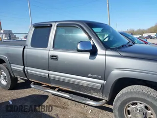 2000 Chevrolet Silverado 2500 LT with VIN 1GCGK29U0YE331086, listed as a IAAI auction lot 41973282 with 137,999 mi miles. Bid and sale history available at carsss.com. Image 13.