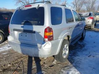 2007 Ford Escape XLT with VIN 1FMCU03127KA61978, listed as a IAAI auction lot 41371360 with 179,025 mi miles. Bid and sale history available at carsss.com. Image 4.
