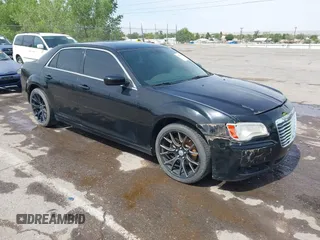 2014 Chrysler 300 z VIN 2C3CCAAG5EH345666, wystawiony jako IAAI lot #42361158 z przebiegiem 149 630 mil mil oraz . Historia ofert i sprzedaży dostępna na DreamBid. Obrazek 1.