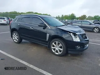 2015 Cadillac SRX Performance Collection z VIN 3GYFNCE3XFS638994, wystawiony jako IAAI lot #42243558 z przebiegiem 141 704 mil mil oraz . Historia ofert i sprzedaży dostępna na DreamBid. Obrazek 1.