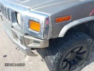 2004 Hummer H2 z VIN 5GRGN23U34H105809, wystawiony jako IAAI lot #42456055 z przebiegiem Nie podano mil oraz . Historia ofert i sprzedaży dostępna na DreamBid. Obrazek 6.