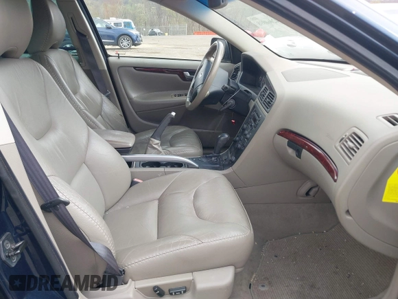 2004 Volvo V70 XC Cross Country with VIN YV1SZ59H541140690, listed as a IAAI auction lot 42060998 with 133,154 mi miles and . Bid and sale history available at DreamBid. Image 5.