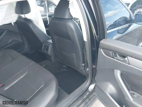 2014 Volkswagen Passat SE w/Sunroof with VIN 1VWBT7A30EC055472, listed as a IAAI auction lot 40975011 with 133,967 mi miles. Bid and sale history available at carsss.com. Image 8.