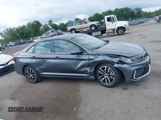 2025 Volkswagen Jetta SE с VIN 3VW7X7BU6SM085202, выставлен на аукционе IAAI как лот 42767432 с пробегом 1 009 миль миль и . История ставок и продаж доступна на DreamBid. Изображение 13.