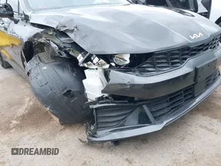 2025 Kia K5 LXS z VIN KNAG24J77S5316431, wystawiony jako IAAI lot #42072969 z przebiegiem 14 413 mil mil oraz . Historia ofert i sprzedaży dostępna na DreamBid. Obrazek 6.