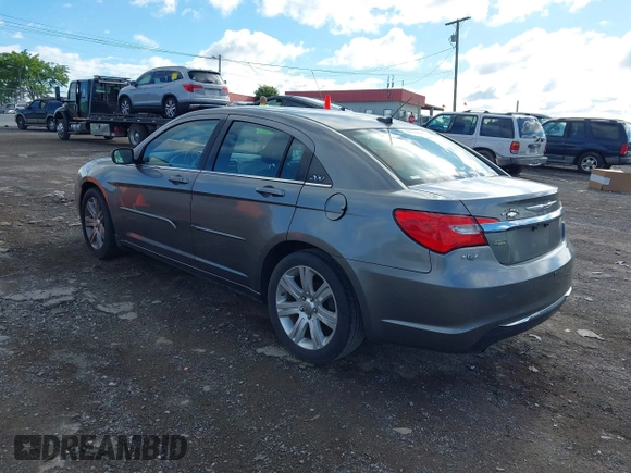 2012 Chrysler 200 Touring z VIN 1C3CCBBG3CN228547, wystawiony jako IAAI lot #42397903 z przebiegiem 158 982 mil mil oraz . Historia ofert i sprzedaży dostępna na DreamBid. Obrazek 3.