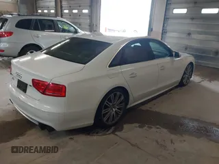 2013 Audi S8 z VIN WAUD2AFD7DN008887, wystawiony jako IAAI lot #42314337 z przebiegiem 155 978 mil mil oraz . Historia ofert i sprzedaży dostępna na DreamBid. Obrazek 4.