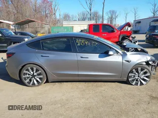 2025 Tesla Model 3 Long Range z VIN 5YJ3E1EA1SF877574, wystawiony jako IAAI lot #41891632 z przebiegiem 2 914 mil mil oraz . Historia ofert i sprzedaży dostępna na DreamBid. Obrazek 12.