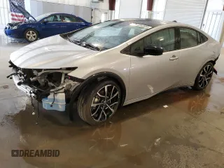 2024 Toyota Prius SE z VIN JTDACACU9R3023031, wystawiony jako Copart lot #55943855 z przebiegiem 7 647 mil mil oraz Szkoda całkowita • Salvage title. Historia ofert i sprzedaży dostępna na DreamBid. Obrazek 1.