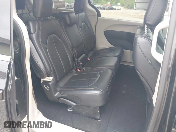 2018 Chrysler Pacifica Touring L z VIN 2C4RC1BG8JR262158, wystawiony jako IAAI lot #42182431 z przebiegiem 65 890 mil mil oraz . Historia ofert i sprzedaży dostępna na DreamBid. Obrazek 8.
