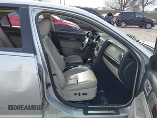 2009 Lincoln MKZ z VIN 3LNHM28T49R605620, wystawiony jako IAAI lot #41529528 z przebiegiem 208 321 mil mil oraz . Historia ofert i sprzedaży dostępna na DreamBid. Obrazek 5.