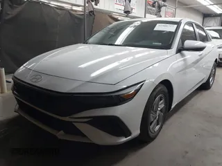 2025 Hyundai Elantra SE z VIN KMHLL4DG5SU913590, wystawiony jako IAAI lot #41900727 z przebiegiem 3 406 mil mil oraz . Historia ofert i sprzedaży dostępna na DreamBid. Obrazek 18.
