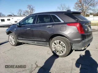 2017 Cadillac XT5 Premium Luxury FWD z VIN 1GYKNCRS2HZ114664, wystawiony jako Copart lot #84624944 z przebiegiem 153 882 mil mil oraz Szkody całkowita. Historia ofert i sprzedaży dostępna na DreamBid. Obrazek 2.