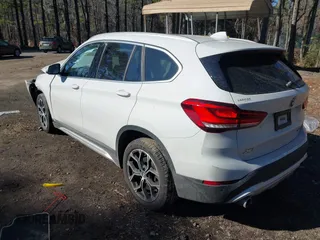 2022 BMW X1 xDrive28i z VIN WBXJG9C04N5V16794, wystawiony jako IAAI lot #41667535 z przebiegiem 55 747 mil mil oraz . Historia ofert i sprzedaży dostępna na DreamBid. Obrazek 3.