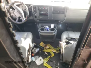 2006 GMC Savana z VIN 1GTHG392261122916, wystawiony jako Copart lot #74910744 z przebiegiem Nie podano mil oraz Szkoda całkowita • Salvage title. Historia ofert i sprzedaży dostępna na DreamBid. Obrazek 8.