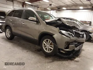 2014 Kia Sorento LX z VIN 5XYKTDA78EG550308, wystawiony jako IAAI lot #42057106 z przebiegiem 82 951 mil mil oraz . Historia ofert i sprzedaży dostępna na DreamBid. Obrazek 1.
