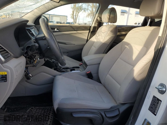 2018 Hyundai Tucson SE z VIN KM8J2CA41JU667909, wystawiony jako Copart lot #49583005 z przebiegiem Nie podano mil oraz Szkody całkowita. Historia ofert i sprzedaży dostępna na DreamBid. Obrazek 7.