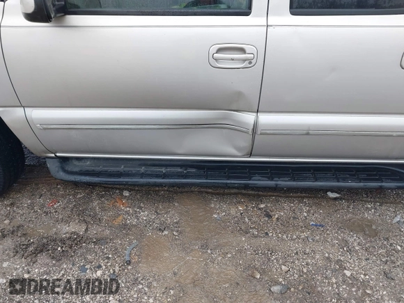 2004 Chevrolet Suburban LT with VIN 1GNEC16Z64J179774, listed as a IAAI auction lot 41562209 with 1 mi miles. Bid and sale history available at carsss.com. Image 6.