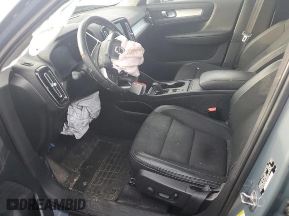 2020 Volvo XC40 Momentum with VIN YV4162UK3L2180557, listed as a Copart auction lot 44584035 with Not provided miles and Non repairable. Bid and sale history available at DreamBid. Image 7.