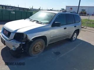 2004 GMC Envoy SLT z VIN 1GKDT13S642449872, wystawiony jako IAAI lot #42236157 z przebiegiem 205 194 mil mil oraz . Historia ofert i sprzedaży dostępna na DreamBid. Obrazek 2.