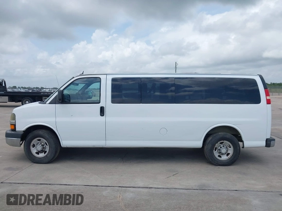2012 Chevrolet Express Passenger 1LT z VIN 1GAZG1FG9C1129455, wystawiony jako IAAI lot #42105765 z przebiegiem 150 090 mil mil oraz . Historia ofert i sprzedaży dostępna na DreamBid. Obrazek 14.