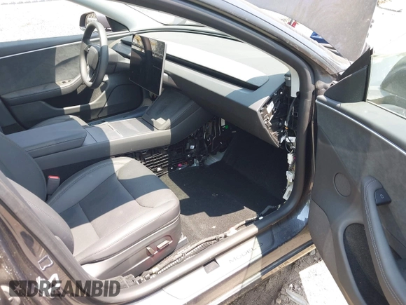 2025 Tesla Model 3 Long Range z VIN 5YJ3E1EBXSF890929, wystawiony jako IAAI lot #42452359 z przebiegiem 2 469 mil mil oraz . Historia ofert i sprzedaży dostępna na DreamBid. Obrazek 5.