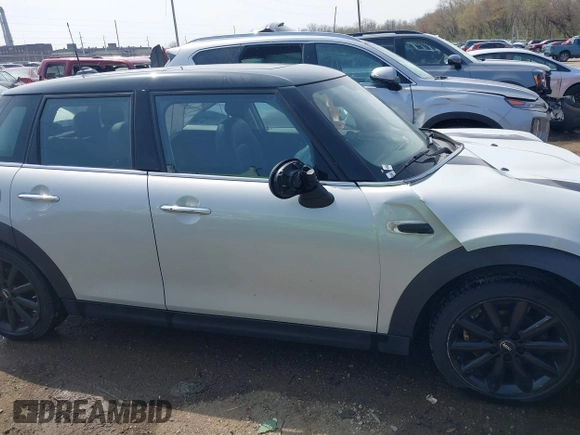 2016 MINI Hardtop 4 Door z VIN WMWXU1C54G2A93779, wystawiony jako IAAI lot #41933339 z przebiegiem 85 000 mil mil oraz . Historia ofert i sprzedaży dostępna na DreamBid. Obrazek 13.