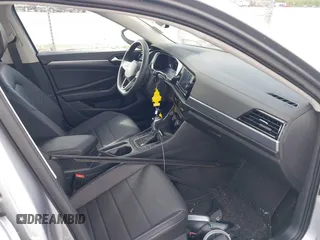 2023 Volkswagen Jetta SE z VIN 3VW7M7BU2PM056005, wystawiony jako IAAI lot #41768826 z przebiegiem 33 838 mil mil oraz . Historia ofert i sprzedaży dostępna na DreamBid. Obrazek 5.
