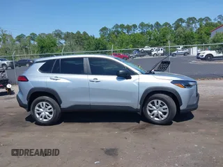 2025 Toyota Corolla Cross L z VIN 7MUAAAAG8SV129922, wystawiony jako IAAI lot #42275105 z przebiegiem 993 mil mil oraz . Historia ofert i sprzedaży dostępna na DreamBid. Obrazek 12.